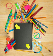 Lapices y utencilios para dibujo y trabajo en casa, con diferentes colores y espacio para incluir textos.