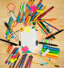 Lapices y utencilios para dibujo y trabajo en casa, con diferentes colores y espacio para incluir textos.