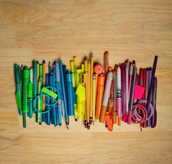Lapices y utencilios para dibujo y trabajo en casa, con diferentes colores y espacio para incluir textos.