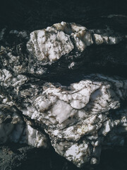 Una roca a la orilla del mar