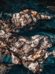 Una gran roca a la orilla de la playa