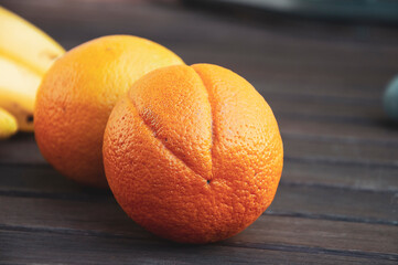 Owoce pomarańczy na drewnianym stole w ogrodzie.
