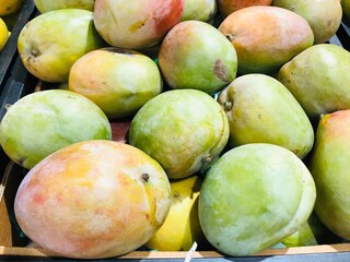 fresh mangoes on market stall