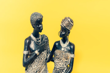 Mulheres conversando estatua escultura africana pele negra © Guilman