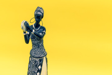Estatua de Mulher Musicista Africana Negra Amarela Pandeiro Objeto de Decoração 