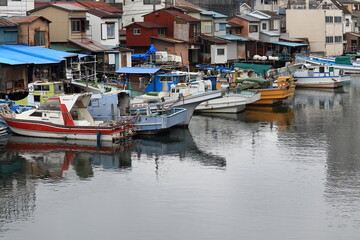 Fototapeta na wymiar 子安漁港に停泊中の漁船