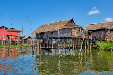 Obraz premium Wooden floating houses on Inle Lake in Shan, Myanmar, view from boat