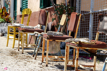 Stuehle an der Bushaltestelle