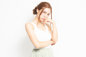 Fototapeta premium 考え事をする若い女性