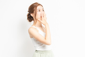 驚いたジェスチャーをする若い女性