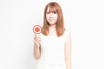 マルのプラカードを持つ若い女性