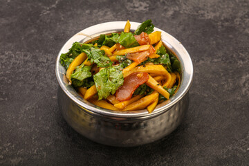 Salad with mango and chicken