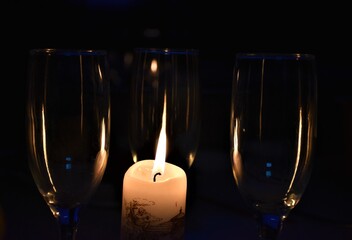 Świeca i kieliszki © merko