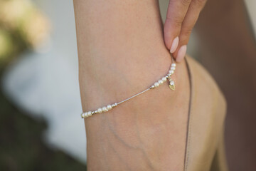 Jewelry on the bride's leg.