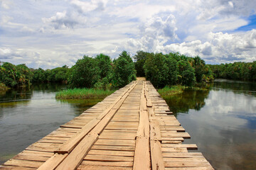 ponte de madeira sobre rio. dois rios. 