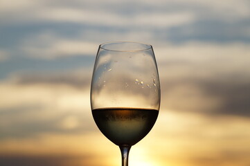 glass of white wine in a beautiful sunset / taça de vinho branco em um belo pôr do sol