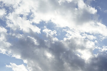 Obraz premium Partial cloud patterns covering the sky