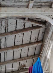 Wäscheleine auf Holzbalkon