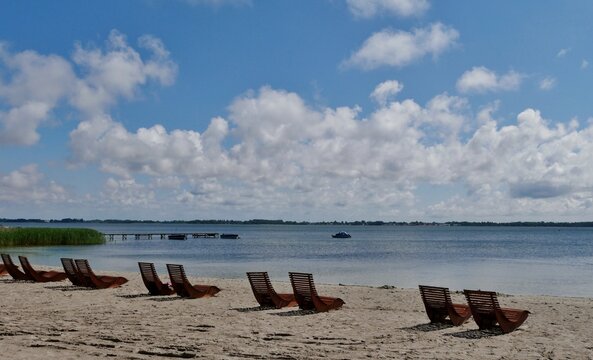 Liegestühle am Strand von Dranske auf Rügen