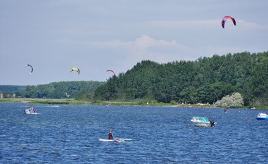 Kitesurfen uf der Ostsee vor Rügen bei Wiek