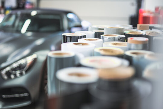 Auto wird in der Werkstatt mit einer Vinyl Auto Folie von einem Folierer foliert