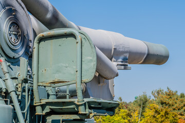 External seat on military artillery vehicle