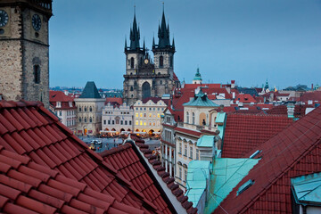 Obraz premium Prague Tyn Cathedral in evening over the rooftops