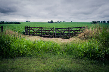 Tranquera en medio del campo