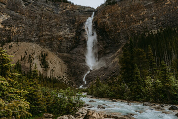 Obraz premium Takakkaw Falls in Yoho National Park, Popular tourist attraction in British Columbia, Canada