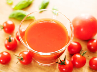 グラスに入ったトマトジュースとトマト
