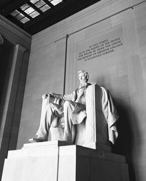 A black and white image of the lincoln memorial washington dc usa
