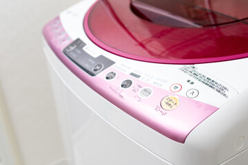 縦型の使い古された洗濯機