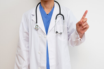 指差しをする白衣を着た男性医師