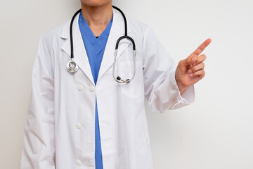 指差しをする白衣を着た男性医師