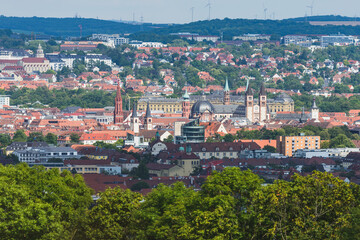 Stadt Panorama von Würzburg im bewölkten Sommer