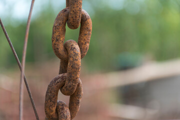 Chain rusted, vertical shot behind the blur