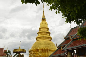 Fototapeta premium Golden Pagoda Wat Phra That Hariphunchai, Lamphun province Thailand. 