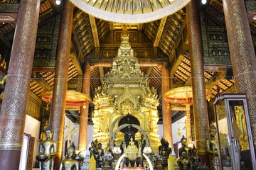 Obraz premium Buddha statue with amazing mural in Buddhist sanctuary Wat Phra That Sri Chom Thong in Chiang Mai province, Thailand.