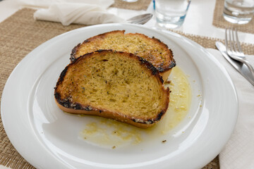 Bread toasted with garlic and oil