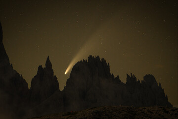 Bergspitzen in den Südtiroler Dolomiten mit Komet Neowise