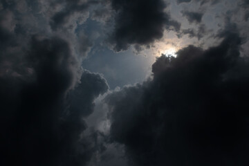 Fototapeta na wymiar Sonne über den Gewitterwolken