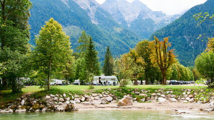 Schönes Camping mit Wohnwagen im Sommer am Fluss in Bergen Naturcamping 