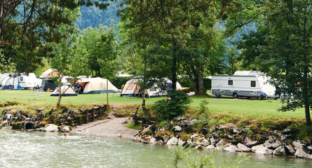 Schönes Camping mit Wohnwagen im Sommer am Fluss in Bergen Naturcamping 