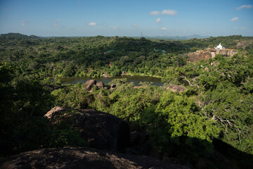 temple bouddhiste ou stūpa au lever du jour sur une montagne du Sri Lanka