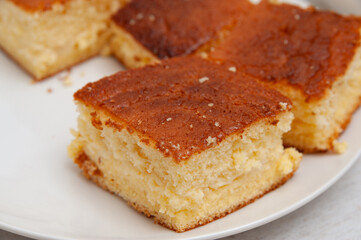 Traditional Brazilian dessert (known as Bolo Gelado) - Making step by step: Close-up of cake pieces.