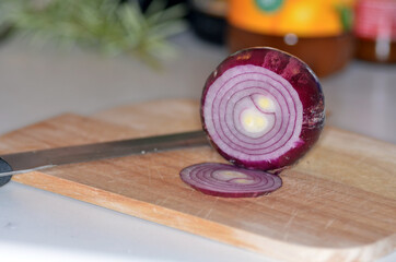 rote Zwiebelscheiben