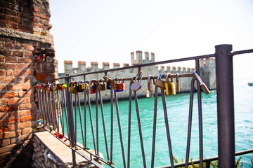 Liebesschlösser hängen an Brücke, Italien