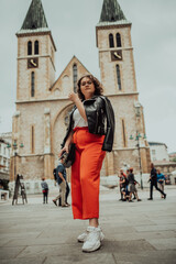 Fototapeta premium African woman glasses and modern clothes combination posing in modern city