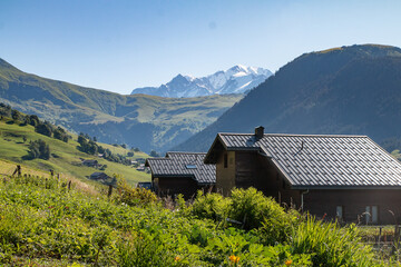 Chalets à Hauteluce et le massif du Mont-Blanc