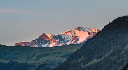 Coucher de soleil sur le massif du Mont-Blanc depuis Hauteluce